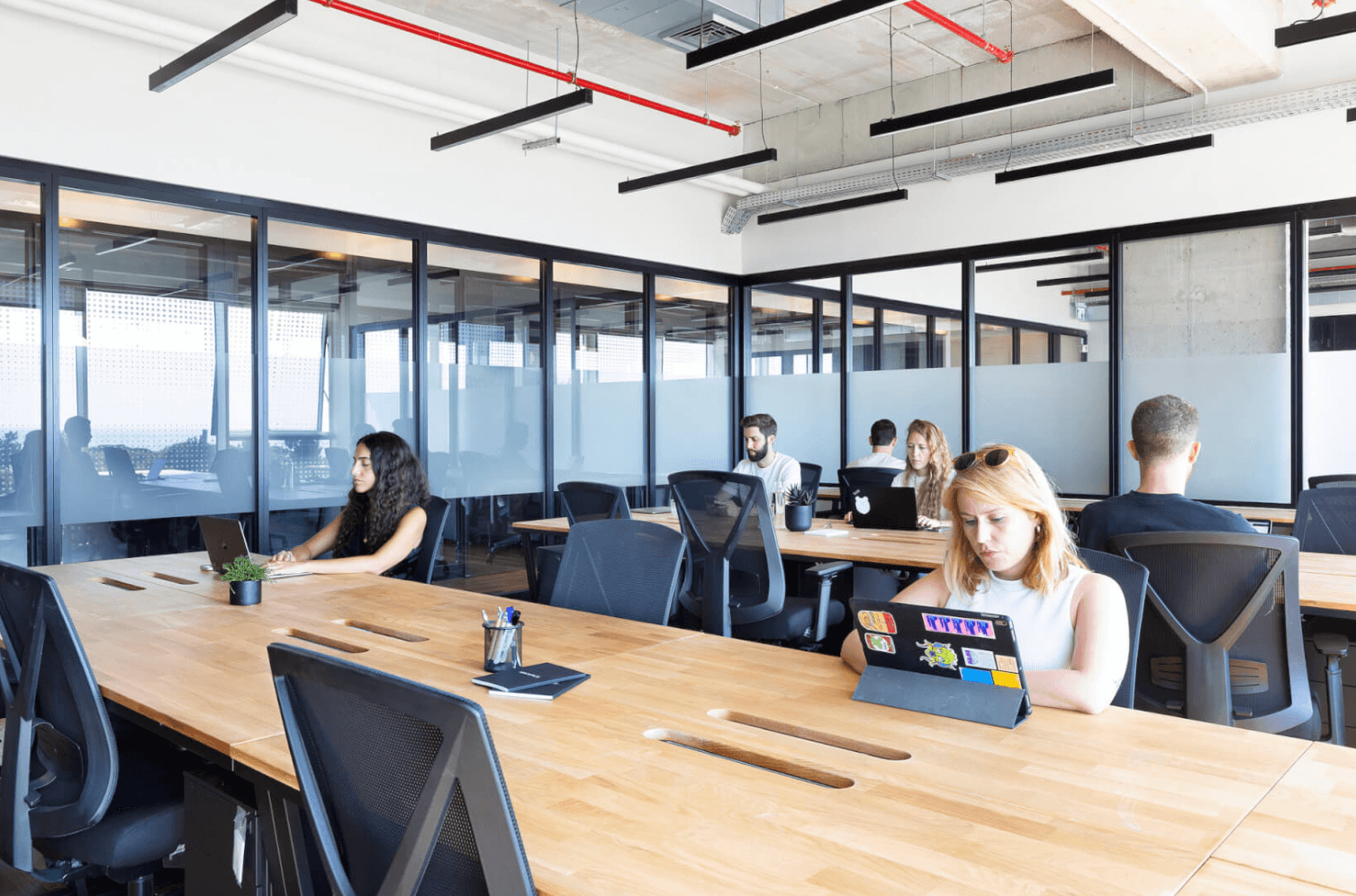 how hot desking works